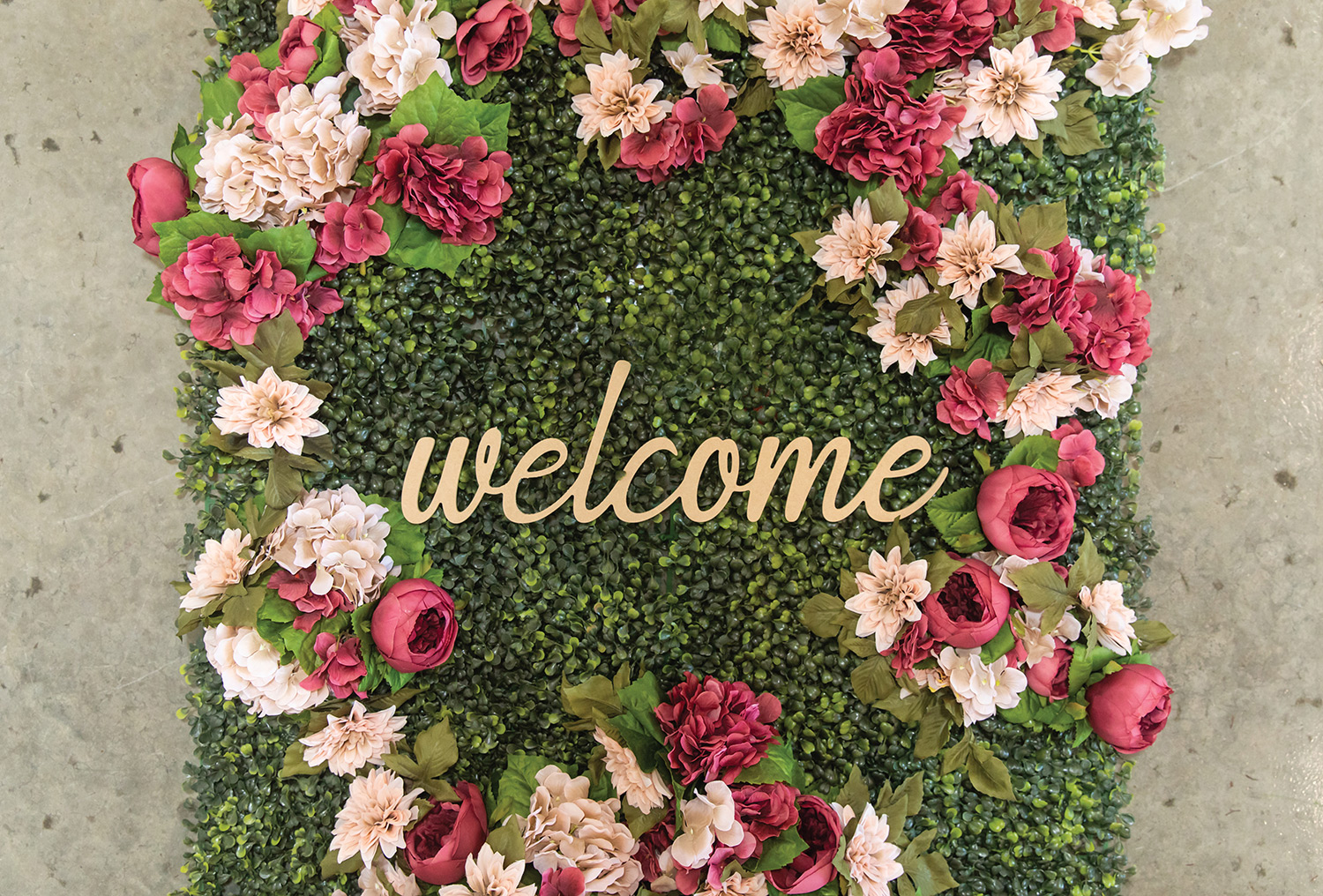 by_boxwood-cabbagerose-hydrangea-dahlia