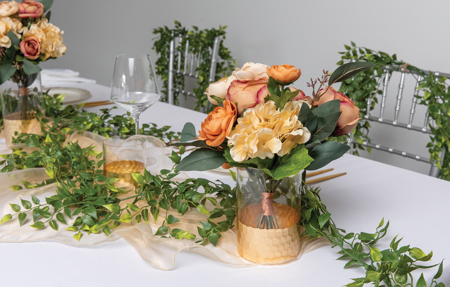 by_hydrangea-ranunculus-cabbagerose-eucalyptus-ruscus-elsa