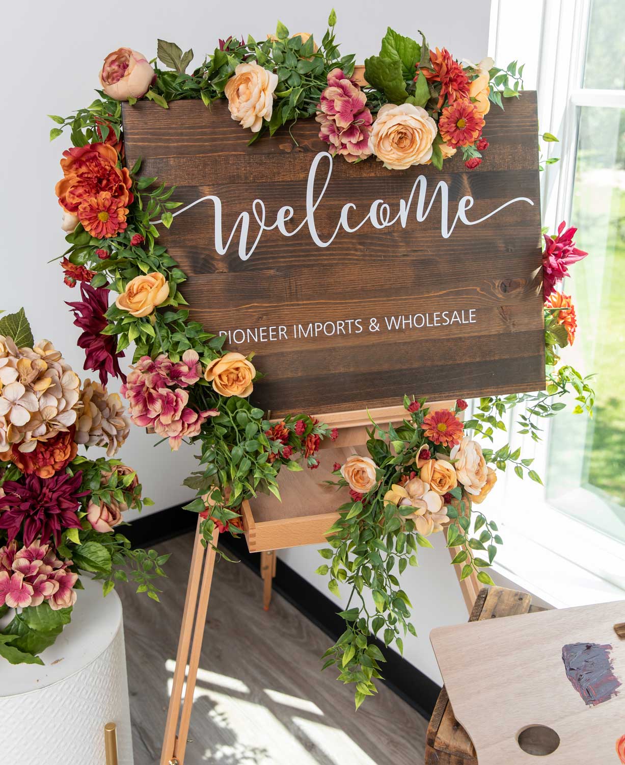 by_hydrangea-ruscus-ranunculus-welcome-bouquet