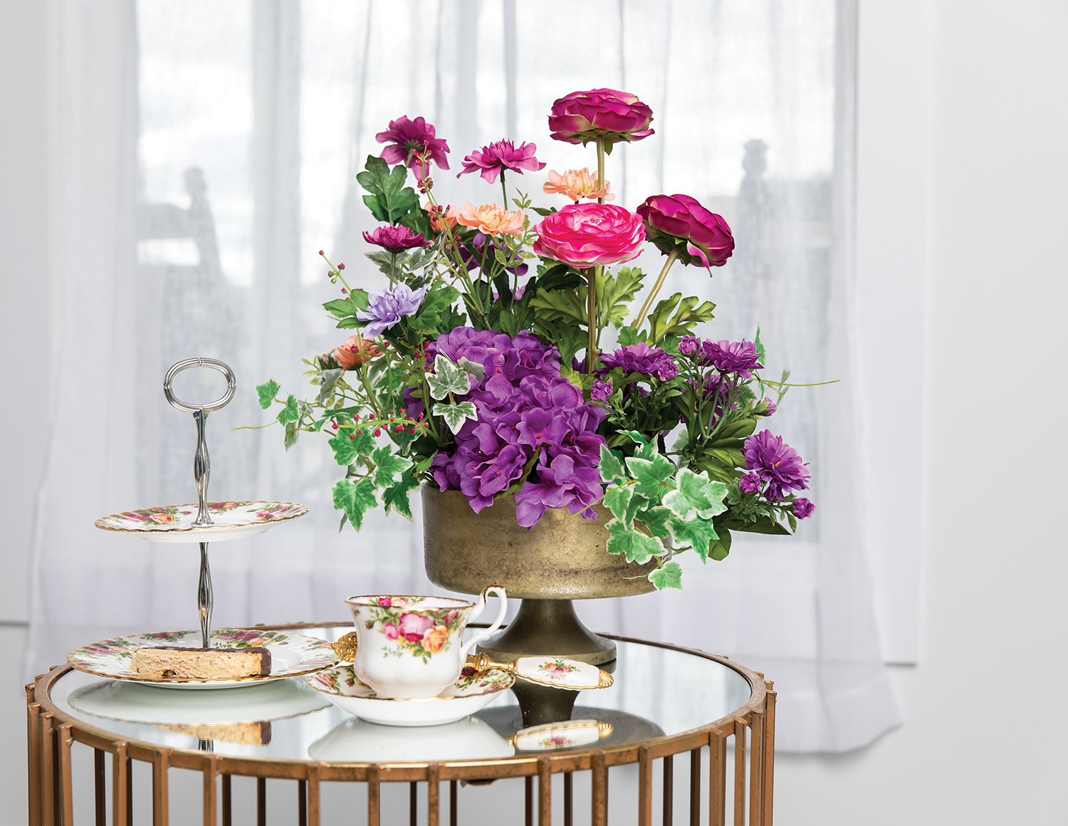 by_ranunculus-hydrangea-zinnia-finale-mixed-ivy