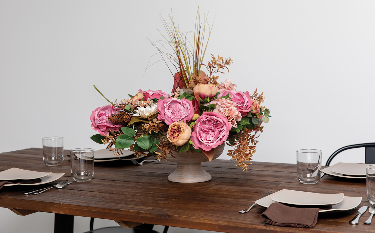 by_rose-cabbagerose-pinecones-berries-hydrangea-pea-leaf-grass-winnie