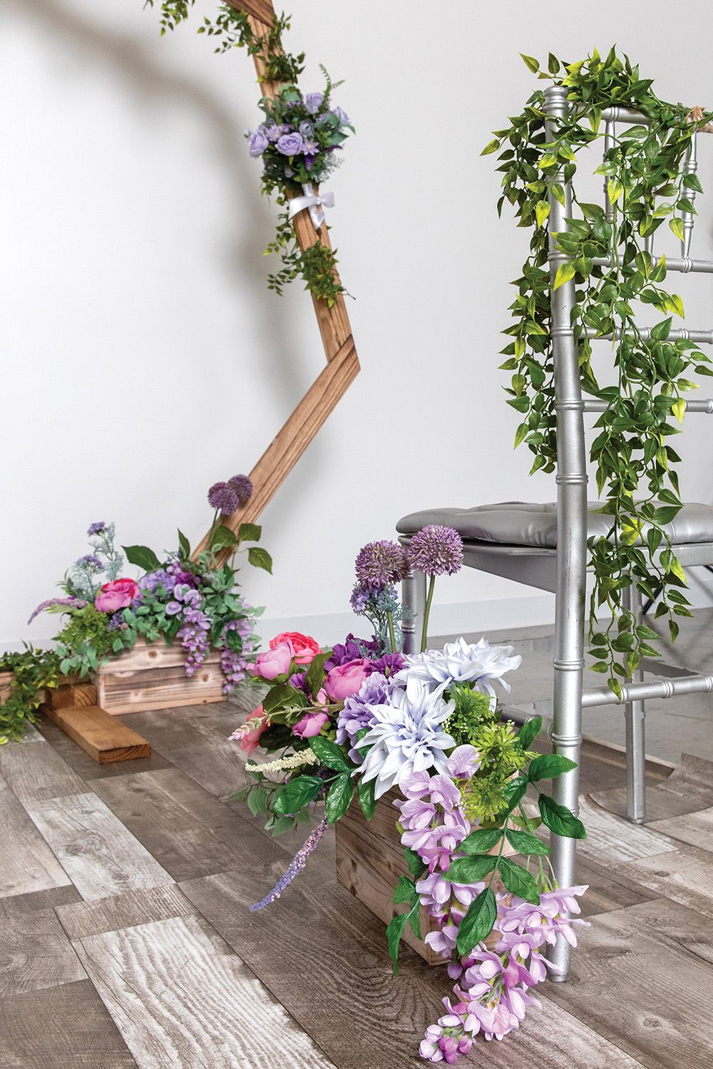 by_wisteria-allium-dahlia-ranunculus-ruscus-woodland